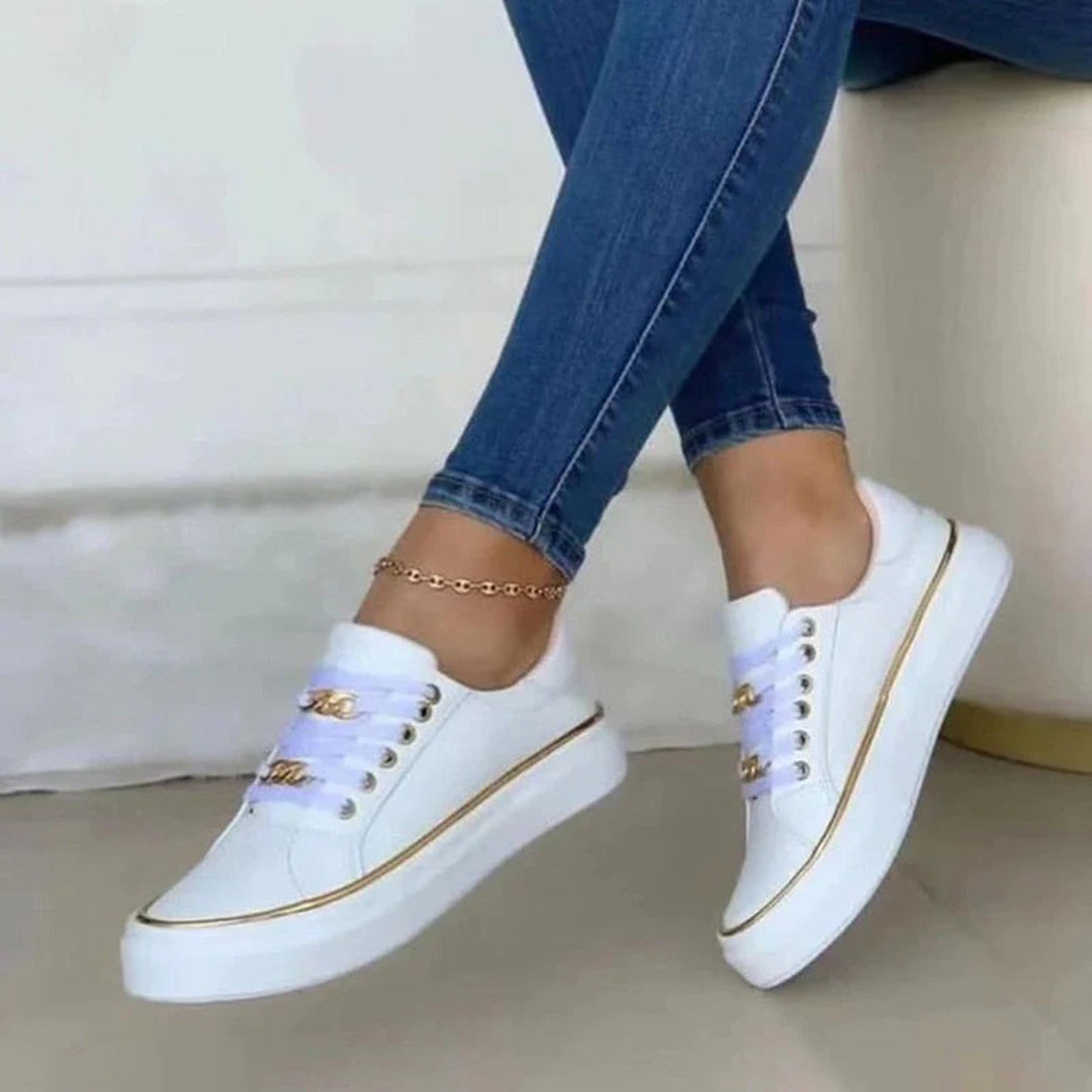 Enora - Weiße Low-Top-Casual-Sneakers mit goldenen Details | Stylische weiße Schnürsneaker mit Goldbesatz 0