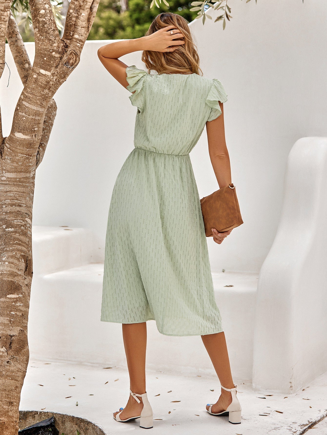 Hellgrünes Midikleid mit V-Ausschnitt 2