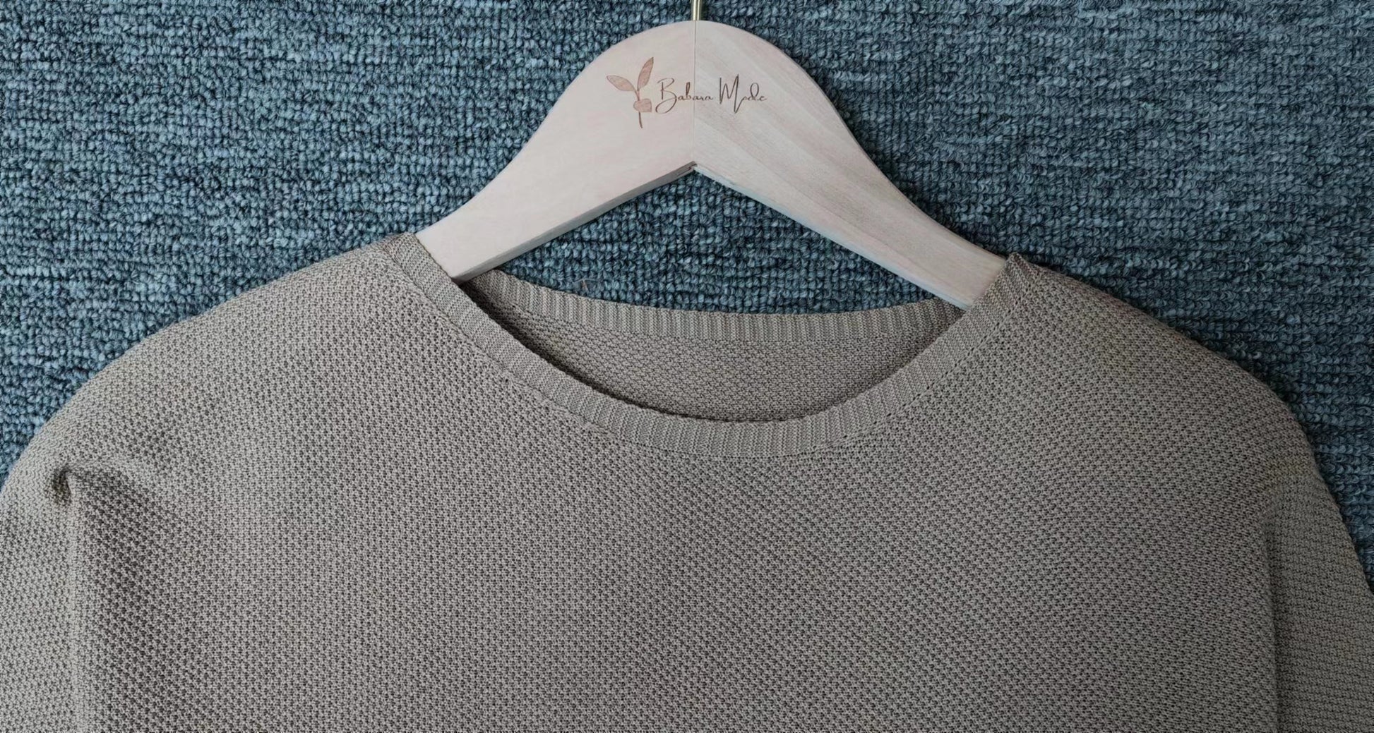 Lucile - Goldfarbener einfarbiger Pullover mit Rundhalsausschnitt 5