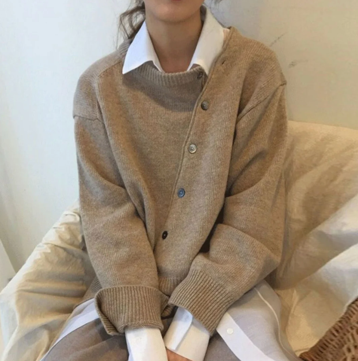 MELLY - Weiche strickjacke mit diagonalem Knopfverschluss 0
